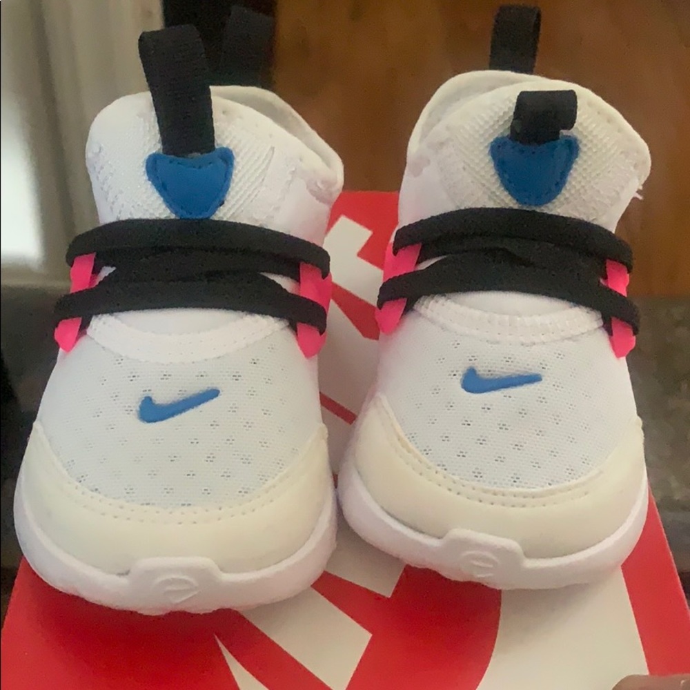 Nike - Picture 2 of 5